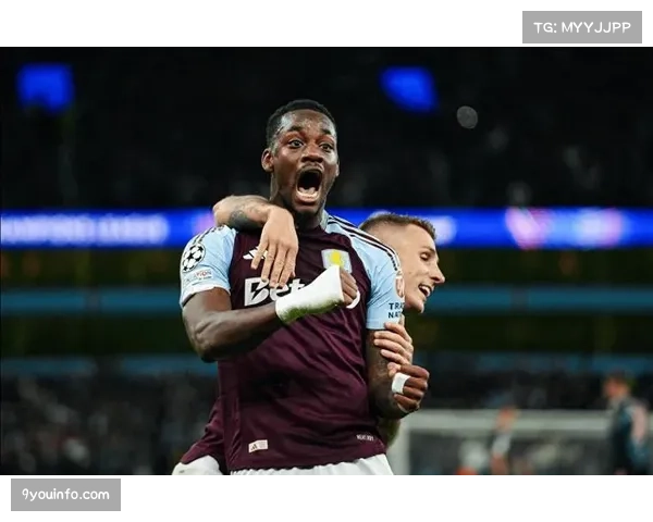 赛后更衣室：一场艰难的零封后，埃梅里与维拉全队拥抱庆祝